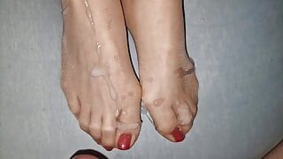 Сперма на красных ногтях на ногах в нейлоне