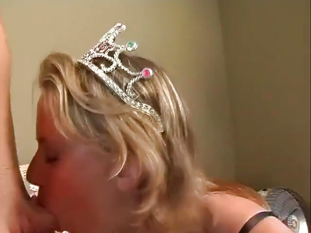 Vruća plavuša u seksi rublju daje nevjerojatno pušenje