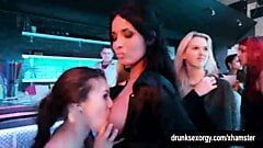Lésbicas putas em festa lambem xoxotas em público