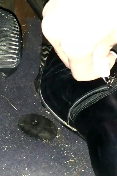 Siyah deri yüksek topuklu çizmelerimi pedalla pompalıyor ve açma