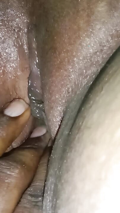 我繼姑的貓咪被油按摩和手指。