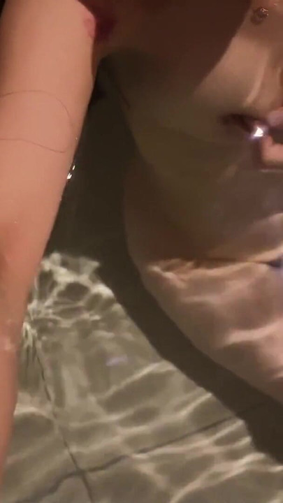 [Selfie] Showing off her beautiful breasts and big butt on a hot spring trip | Clip 1