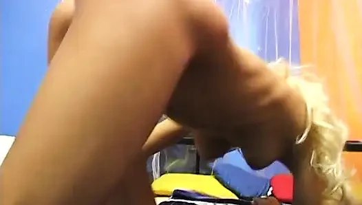 Sarışın aşk deliğini parmaklıyor