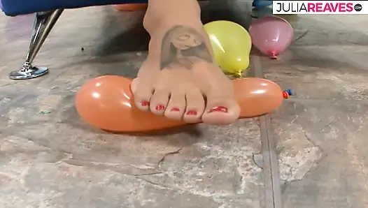 Seksi fahişe canavar bir yarağa sert binerken zevkle çığlık atıyor