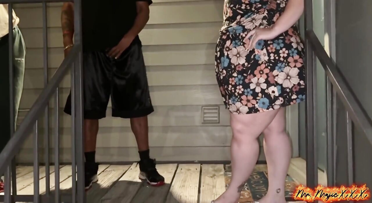 Ny granne bystiga Bexx är dubbelfylld av Blvck Rose &Mr Majic