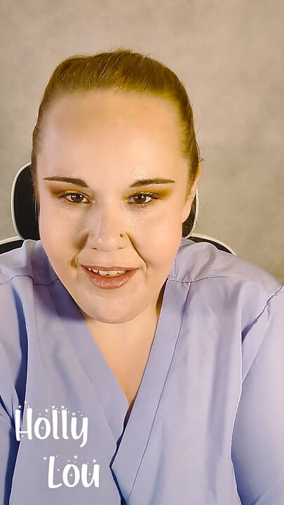 Sestra dává diagnózu malého penisu svému pacientovi s SPH