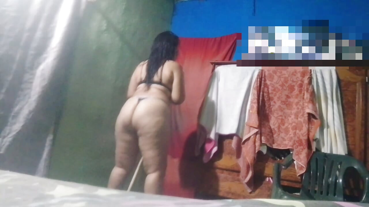 Morena mostra sua bunda grande para que seu cunhado possa se masturbar