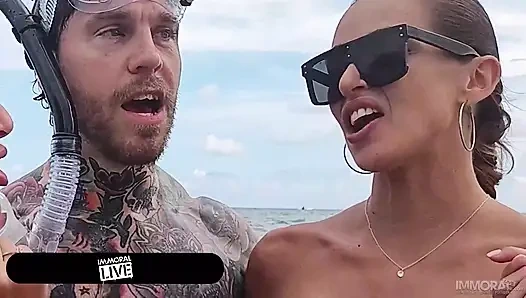 "Акулинг" план на нудистском пляже приводит к дикому сексу вчетвером!