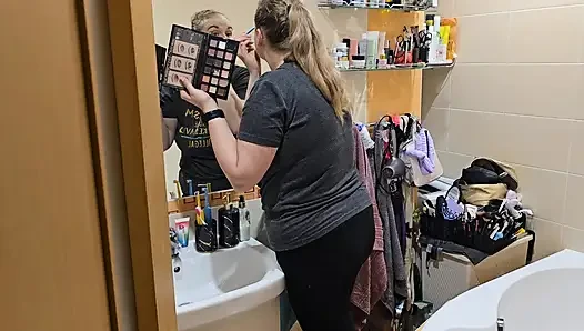 Ich Beobachte, Wie Meine Frau Sich Fertig Macht... Sie Sieht so Gut Aus - Spiegel-make-up-routine