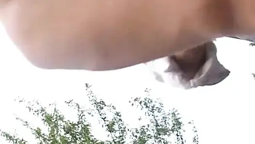 Sie bekommt im freien einen erstaunlichen fick