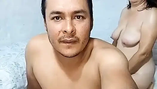 Azgın orta yaşlı seksi kadın üvey oğlunu sikiyor