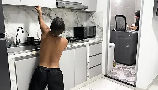 Yaramaz üvey kız kardeş büyük yarağını görene kadar küçük üvey erkek kardeşini azdırıyor, çok azgın oluyor ve onu sert sikiyor.