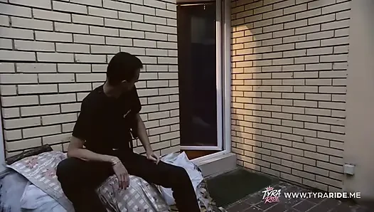 Siyah elbiseli ve çoraplı kızıl saçlı sakso çekiyor ve alıyor