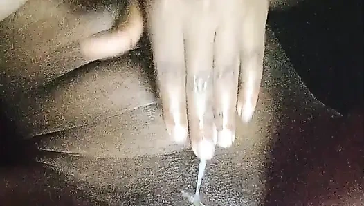 Студентка трахает пальцами ее сочную киску