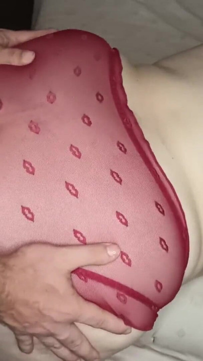 MILF nimmt auf allen vieren tief in den hals und nimmt dann anal-creampie-doggystyle. | Clip 2