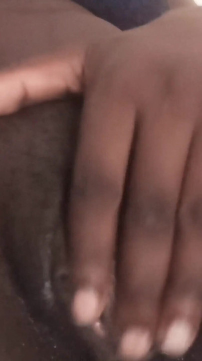 إصبعي في كسي المبلل أسود مذهل يهز الساق ويئن الأورغسامس