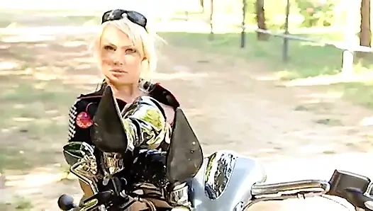 Bu Güzel Motosikletçi Size Vücudunun Ve Motosikletinin Kıvrımlarını Gösteriyor