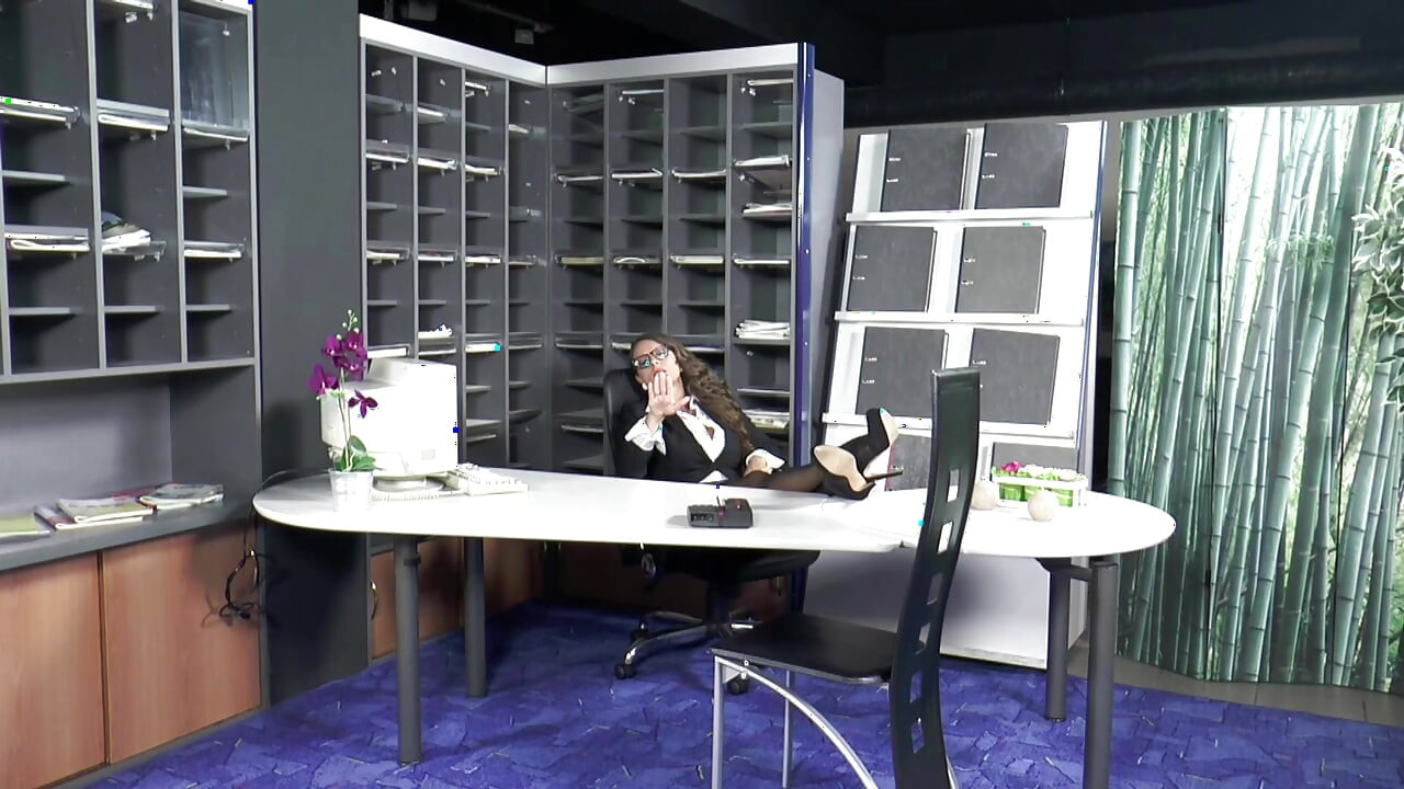 Bombshell secretaresse milf genietend in anale knal