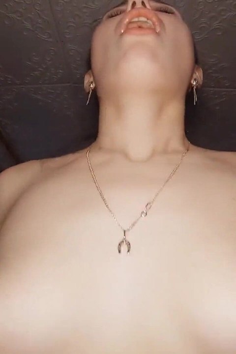 Lynn si cewek super semok rambut cokelat lagi asik nyepong dan ngentot kontol sampai mengerang keenakan