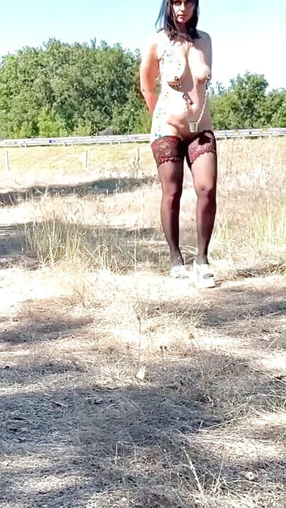 Pedepsind-o pe sclavă