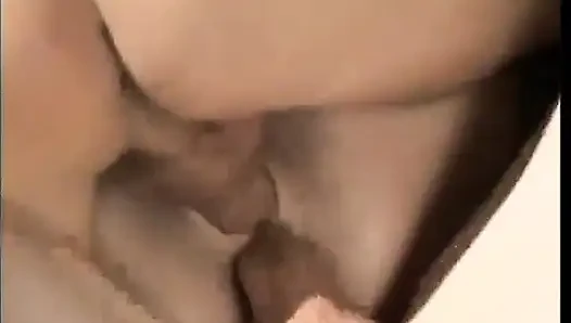 Üç adam açık havada sarışın orta yaşlı seksi kadını çifte sikiyor