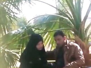 Senhora árabe dá boquete no parque