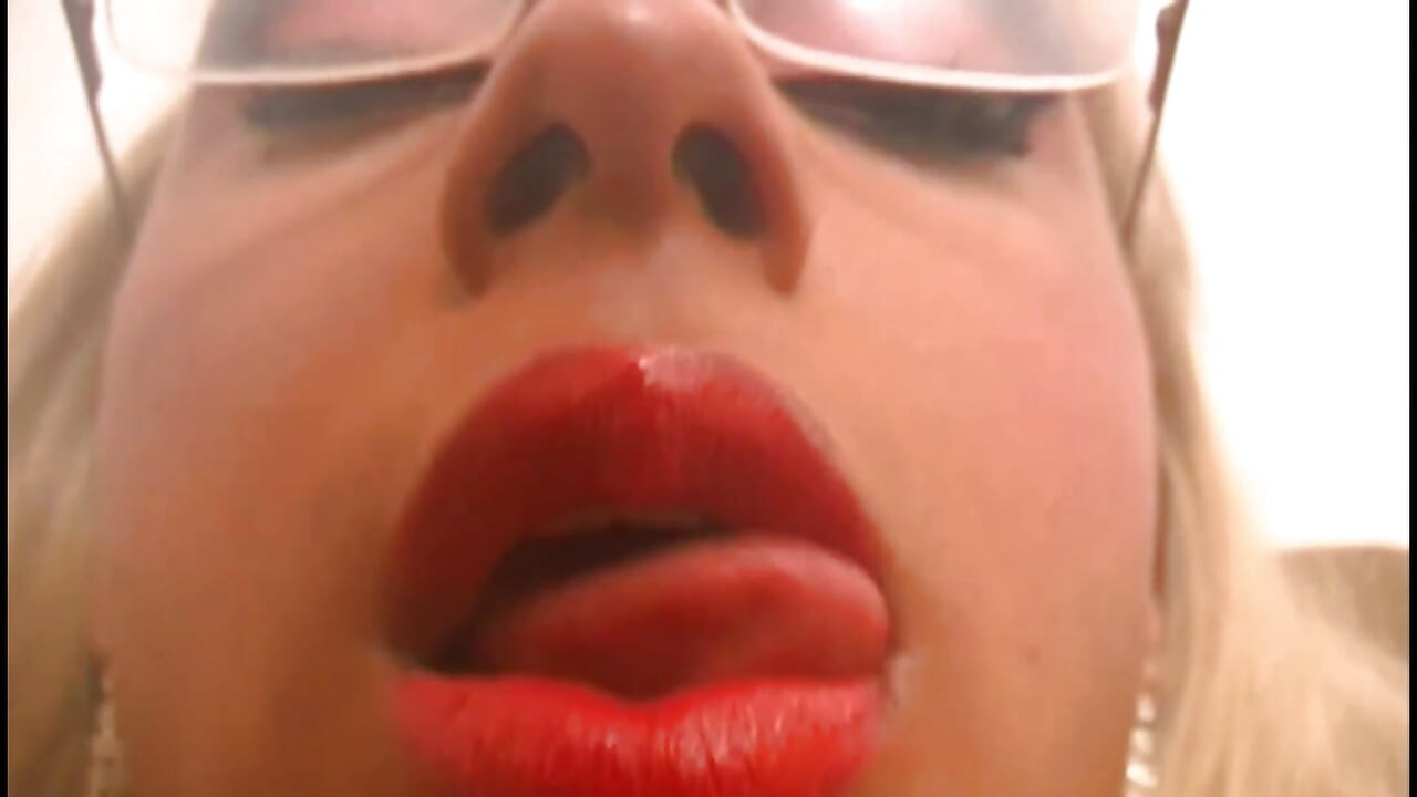 An Orgy in a Club to Fuck This Trans and Her Slutty Friend