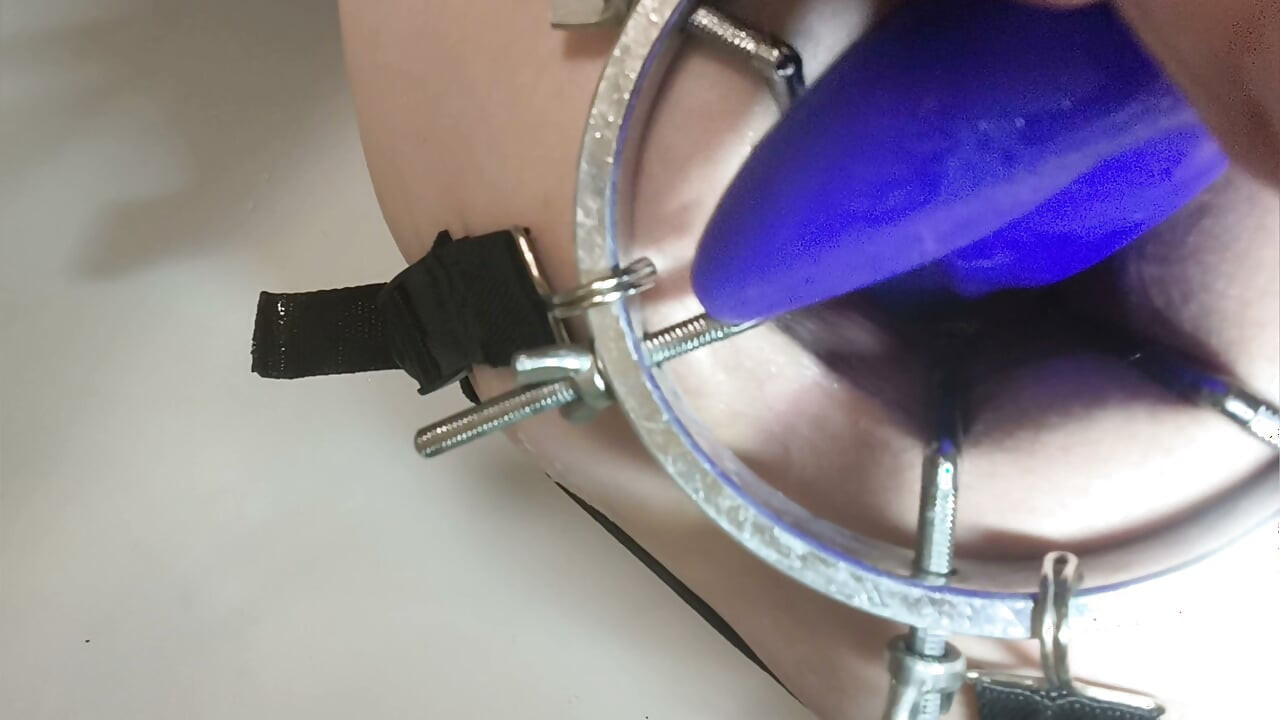 , vibrador completamente en el ano. Dilatador anal en primer plano, semen en el culo.