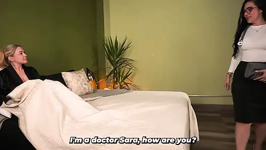 Какой отличный сервис! - Доктор с большой попкой в конечном итоге занимается лесбийским сексом с грудастой пациенткой-блондинкой