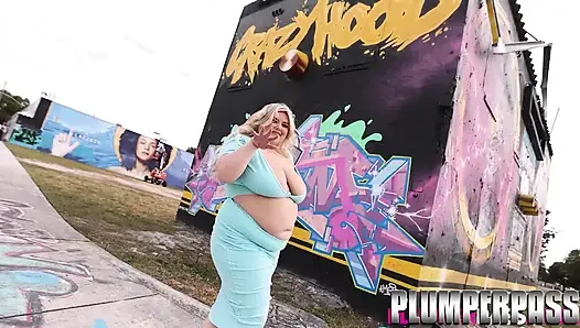 Sarışın Büyük Karınlı Iri Güzel Kadın Büyük Yarağa Biniyor