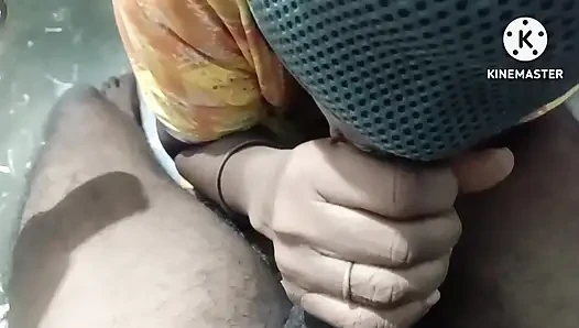 Ateşli Hintli büyük memeli teyze Bowlojab yapıyor