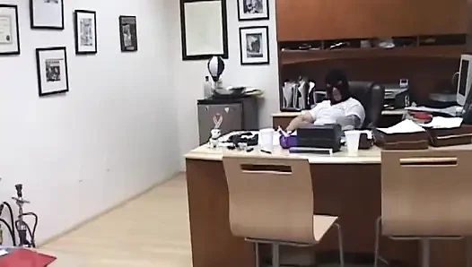 Memek cewek kulit hitam dan putih lagi asik dijilat memeknya di kantor... Crot di mulut