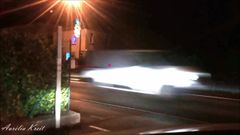 écolière salope exhibe à l'arrêt de car de nuit sur la Route Nationale 7