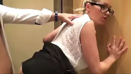 Une secrétaire à forte poitrine au corps sexy aime se faire baiser dans l&#39;ascenseur