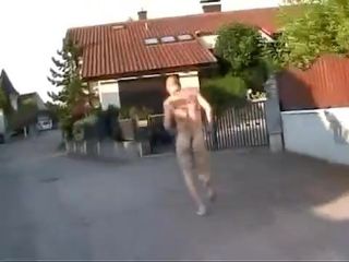 Max corre a casa desnudo