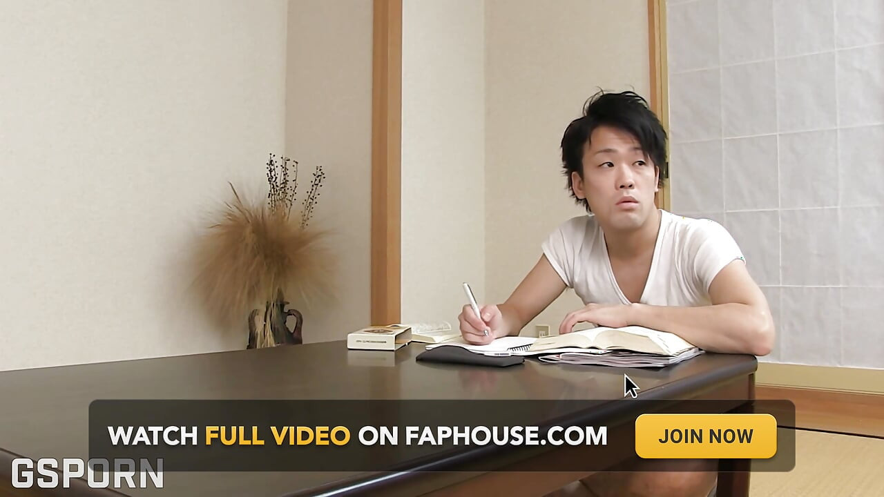 Японській домашній мамці потрібен молодий член, щоб трахнути її мокру пизду