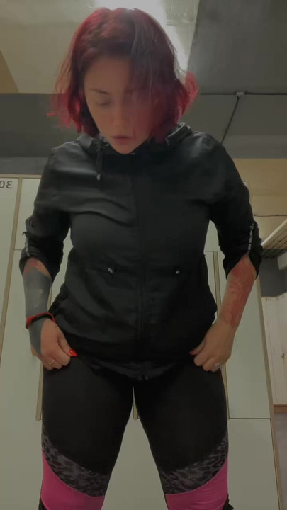 Roșcată, dolofană înainte de un antrenament la sală