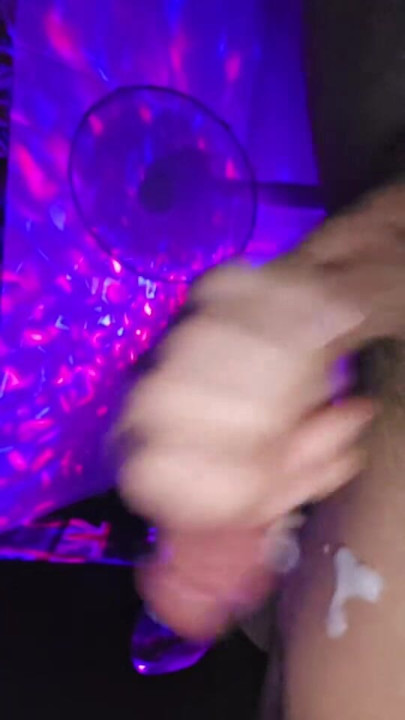 Une grosse bite se branle