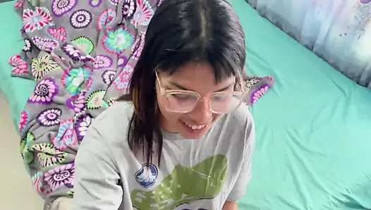 Sara Mengendarai Penis Besar Kakak Tirinya Yang Terangsang Sampai Dia Orgasme Kuat Dan Menyemprotkan