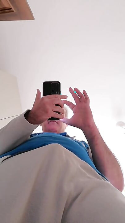 Ακούς τον ήχο του χεριού μου να τινάζεται πάνω στον σκληρό, πρησμένο πούτσο μου