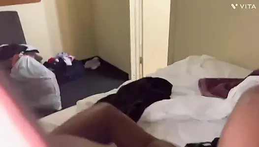 18-jähriger kleiner ebenholz-teenager wird beim unterricht beim spielen mit ihrem arschloch erwischt