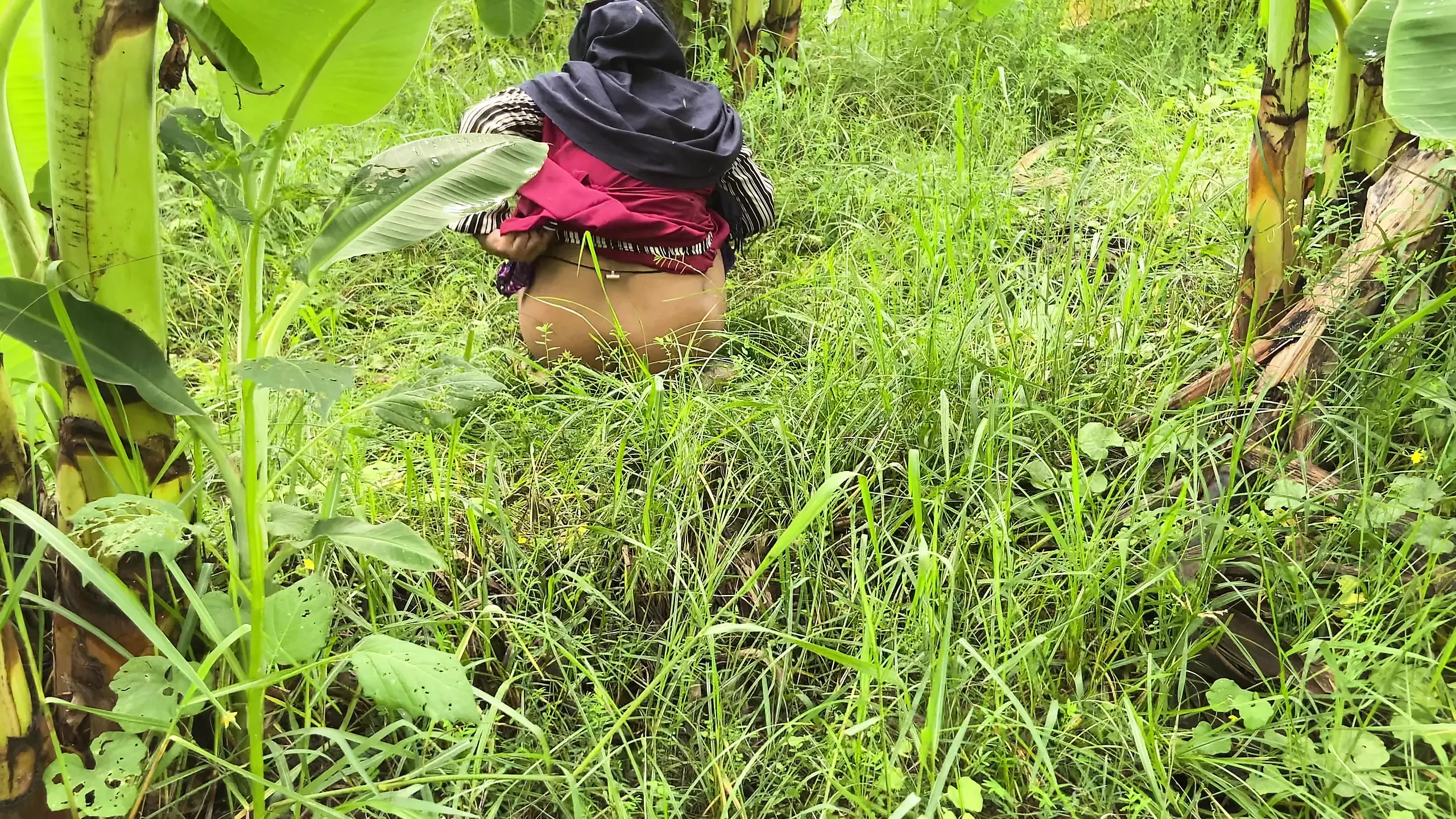 Main apne parosi ko kele ke bagan men le gee aur use gale lagaya aur chudaee shuroo kar di
