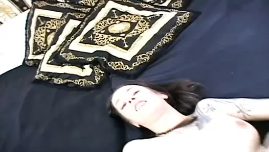 Отчим вставляет дилдо дочери в тугую киску