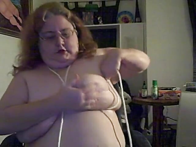 Dávení při svazování prsou a více BDSM