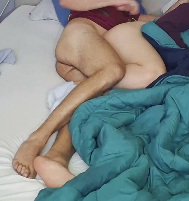 Rżnie ją w cipkę, podczas gdy ona ogląda telewizję
