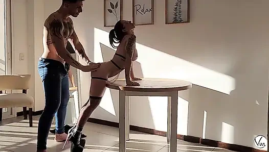 Pasangan kekasih pagi-pagi di atas meja - venusymarteok