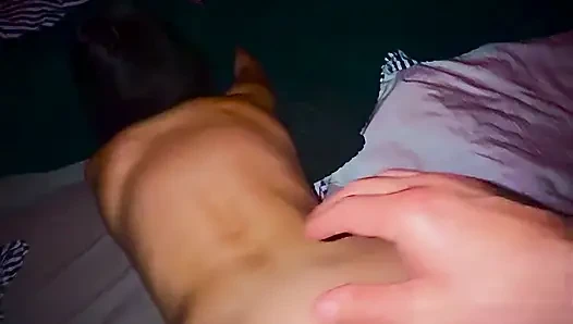 Молодую 18-летнюю сучку с большой задницей трахнули в любительском видео