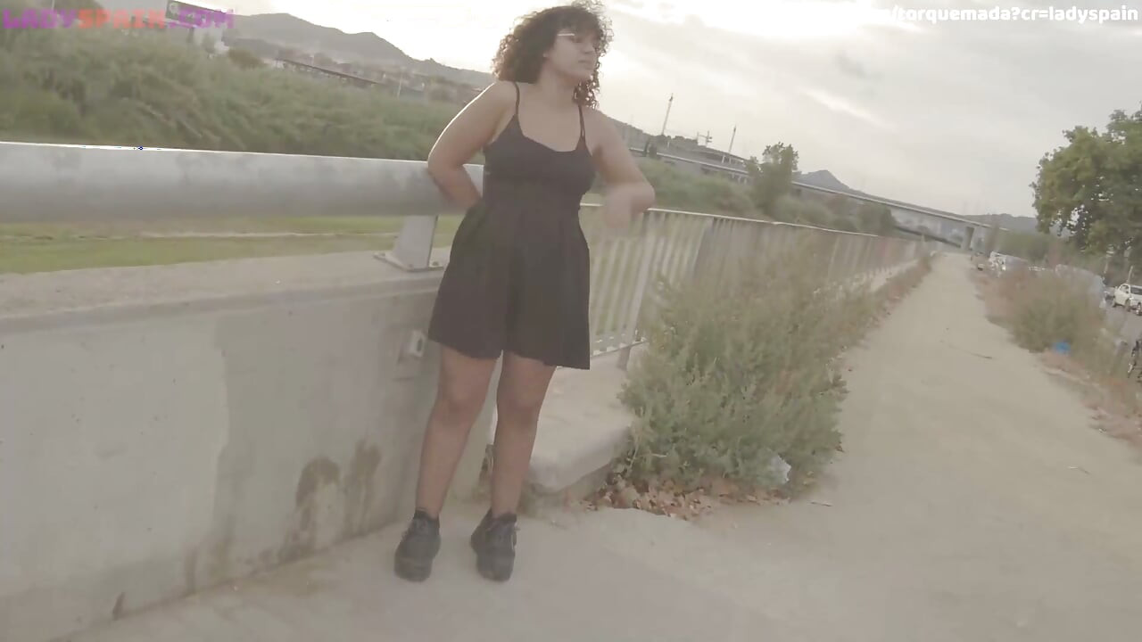Esta morena se la follan de pie en la ducha y él se corre en el culo