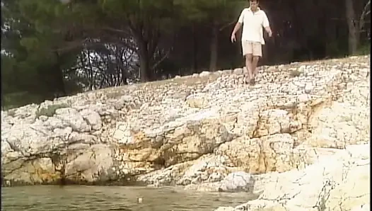 Sarışın orta yaşlı seksi kadın erkek arkadaşı tarafından ormanda sikiliyor