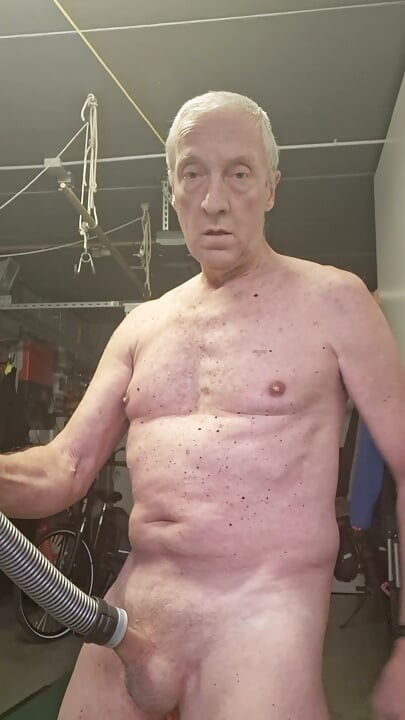 DADDY NO HANDS VACUUMCLEANER SUCK DICK ANALTOY SEXSHOW FLYING CUMSHOT